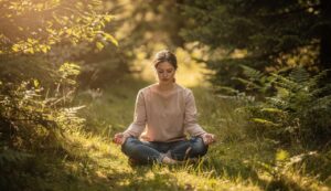 Faccio fatica a godermi il momento”: la psicologia spiega perché la presenza può disturbare